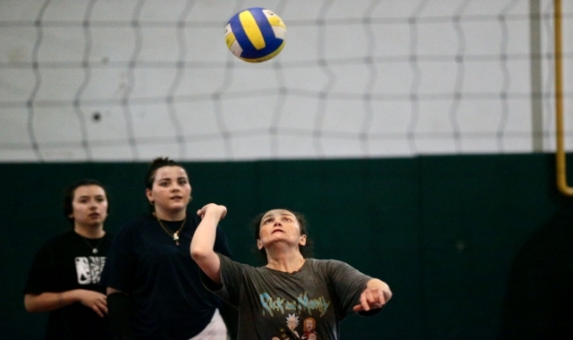 Bolu'da hobi için voleybol grubuna katılan kadınlar spor yapıp eğleniyor