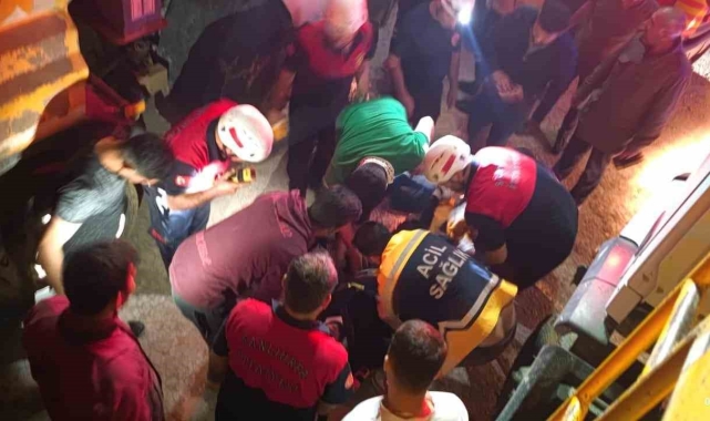 Böyle kaza görülmedi: İnşaat çukuruna devrilen araç kamyonun kasasına girdi