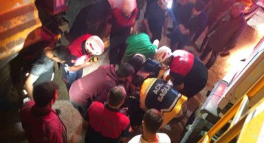 Böyle kaza görülmedi: İnşaat çukuruna devrilen araç kamyonun kasasına girdi