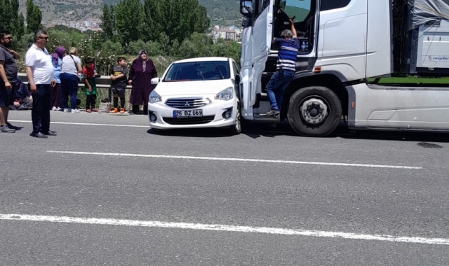Bozüyük'te kamyon otomobile çarptı: 2 kişi yaralandı