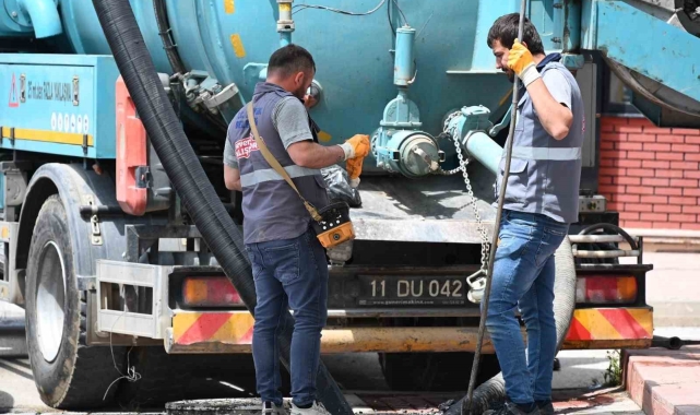 Bozüyük'te yağmur suyu ve kanalizasyon hatları temizleniyor