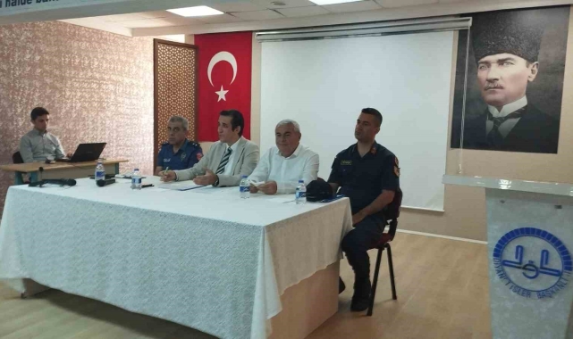 Bozyazı Kaymakamı Topsakaloğlu, muhtarlarla bir araya geldi