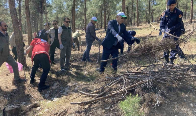 "Bu Orman Benim" projesi çerçevesinde Burdur Kent Ormanı'nda temizlik yapıldı