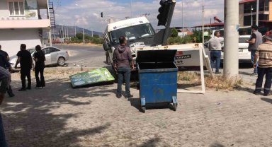 Buharkent'te minibüs durağa daldı