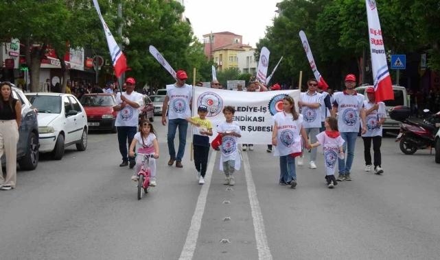 Burdur'da 1 Mayıs Emek ve Dayanışma Günü yürüyüş ve halaylarla kutlandı