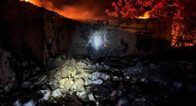 Burdur'da çıkan yangında ev, samanlık ve ahır kullanılamaz hale geldi