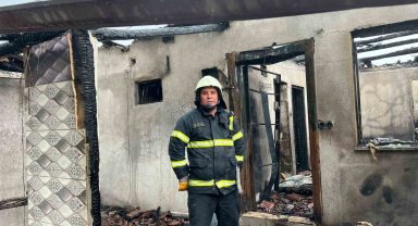 Burdur'da çıkan yangında ev ve otomobil kullanılamaz hale geldi