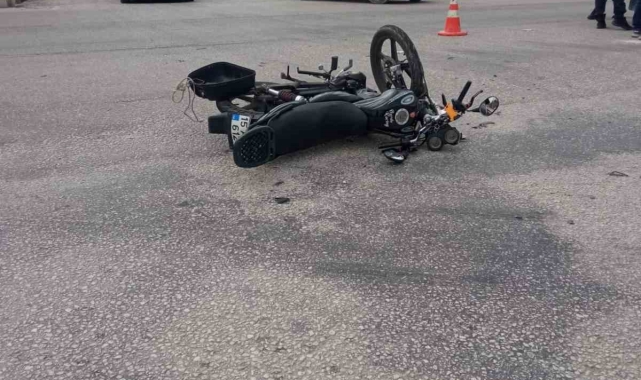 Burdur'da seyir halindeki motosiklet kavşağa kontrolsüz giren otomobile çarptı, 2 yaralı
