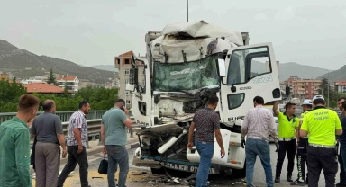 Burdur'da tıra arkadan çarpan kamyon sürücüsü yaralandı