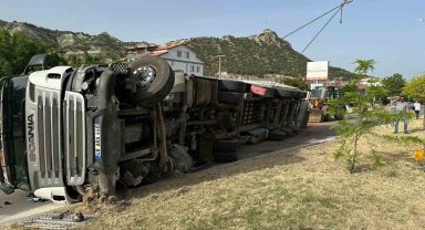 Burdur'da tomruk yüklü kamyon devrildi, yol trafiğe kapandı