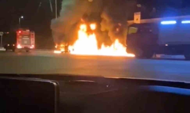 Bursa'da hafif ticari araç alevlere teslim oldu