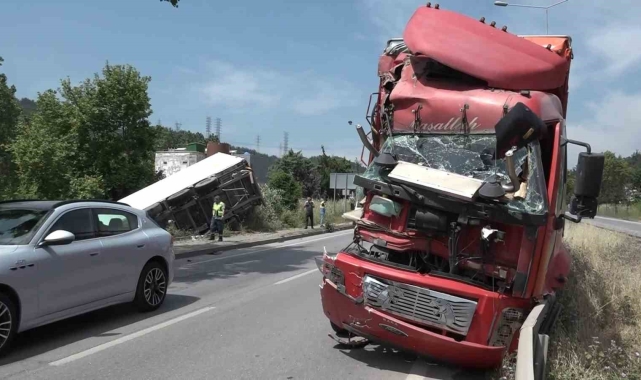 Bursa'da kamyon ile çarpışan tır şarampole uçtu