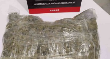Bursa'da polislerden kaçmaya çalışan sürücünün üzerinde 824 gram esrar ele geçirildi