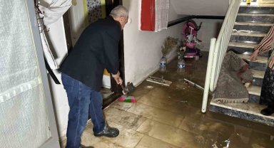 Bursa'da sağanak yağış hayatı felç etti: Evleri su bastı, yollar kapandı