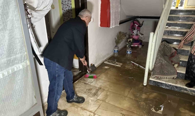 Bursa'da sağanak yağış hayatı felç etti: Evleri su bastı, yollar kapandı