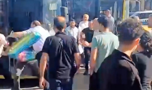Bursa'da taksi ile belediye otobüsü şoförlerinin kavgası kamerada