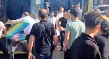 Bursa'da taksi ile belediye otobüsü şoförlerinin kavgası kamerada