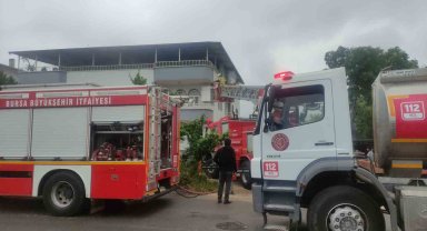 Bursa'da yangın paniği: 2 kişi dumandan etkilendi