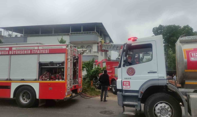 Bursa'da yangın paniği: 2 kişi dumandan etkilendi
