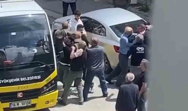 Bursa'da yol verme kavgası kamerada
