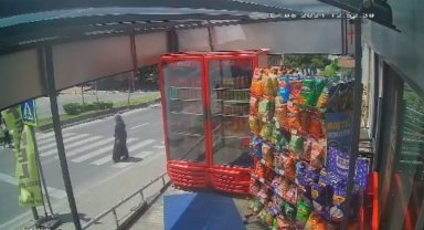 Büyükçekmece'de yaya geçidinde kadına motosiklet çarptı, metrelerce öteye savurdu