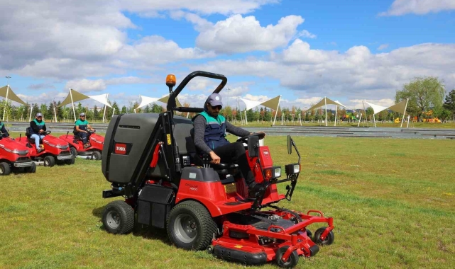 Büyükşehir, 60 bin metrekarelik çim alanını 1 günde biçebilen aracı temizlik filosuna kattı