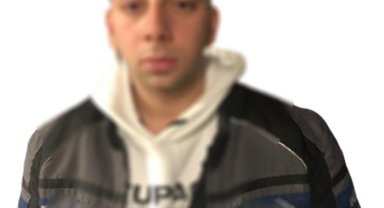 Caddede tehlikeli hareketler yaparak ilerleyen sürücü kamerada