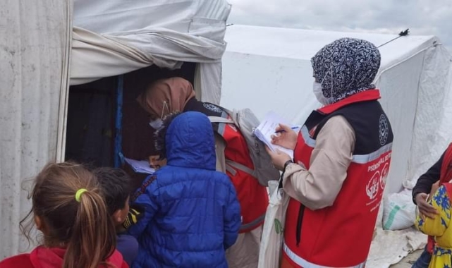 Çadır kentlerde yaşayan mevsimlik işçilere rehberlik yapıldı