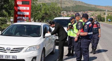 Çal Kaymakamı Baz sürücülere trafik kurallarını hatırlattı