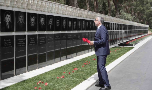 Çalışma ve Sosyal Güvenlik Bakanı Işıkhan, Bakü'de şehitlikleri ziyaret etti