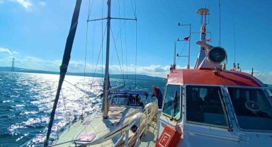 Çanakkale Boğazı'nda içinde 2 kişinin bulunduğu tekne kurtarıldı