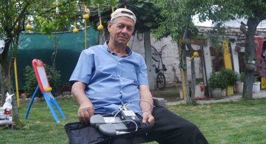 Çantasında taşıdığı yapay kalp cihazıyla hayatını sürdürüyor