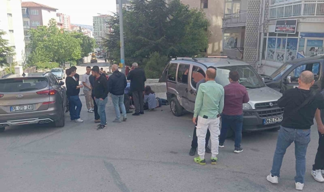 Çarpışan otomobillerin arasında kalarak yaralanan kadın kamerada