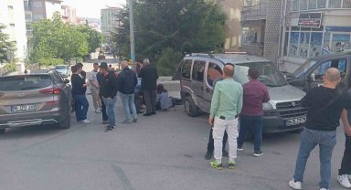 Çarpışan otomobillerin arasında kalarak yaralanan kadın kamerada