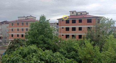 Çatıda mahsur kalan köpek kurtarıldı