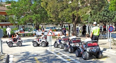 Çeşmeli çocuklar uygulamalı trafik eğitimi aldı