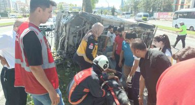 Çevreyolunda 3 aracın karıştığı kazada 2 kişi yaralandı