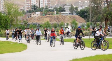 Cizre'de Gençlik Haftası, bisikletle şehir turu atılarak kutlandı
