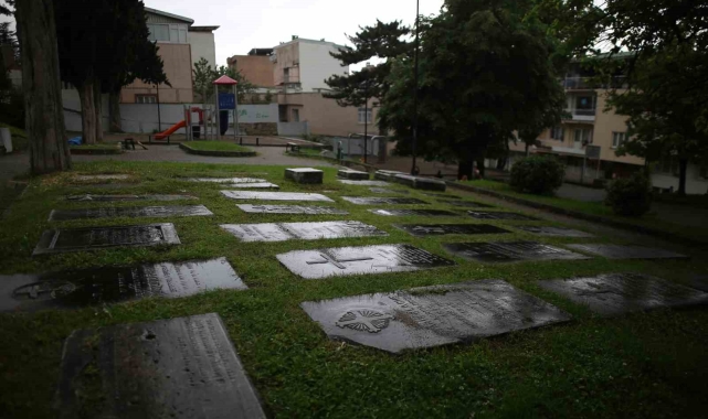 Çocuk parkı içerisindeki Fransız Mezarlığı, mezar taşlarıyla dikkat çekiyor