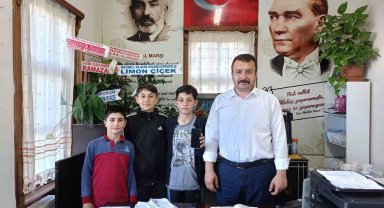 Çocuklardan örnek davranış: Buldukları telefonu muhtara teslim ettiler