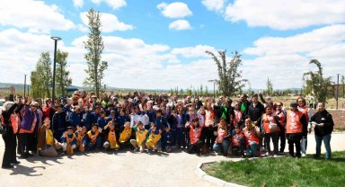 Çocukların yetiştirdiği meşe fideleri doğayla buluştu