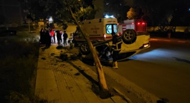 Çorum'da ağaca çarparak devrilen otomobilin sürücüsü yaralandı