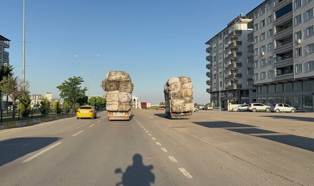 Çuval yüklü kamyonetlerin tehlikeli yolculuğu kamerada