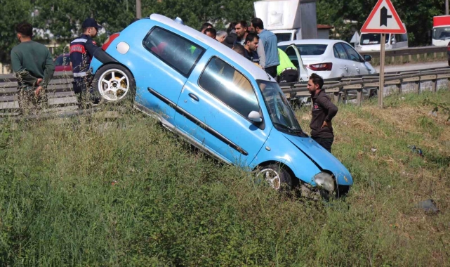 D-100'de ilginç kaza: Otomobil bariyerlerin üzerinde sürüklenerek asılı kaldı