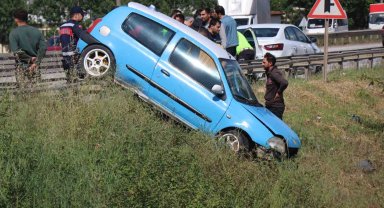 D-100'de ilginç kaza: Otomobil bariyerlerin üzerinde sürüklenerek asılı kaldı