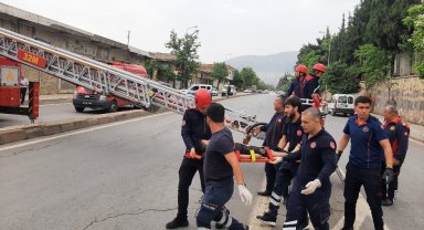 Damdan dama düşen çocuğu itfaiye kurtardı