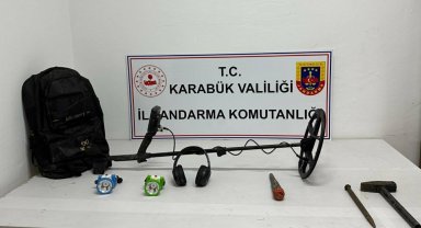 Dedektörle arama yaparken yakalandılar