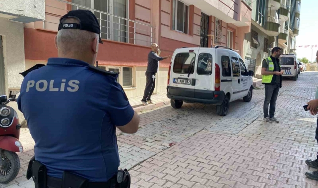 Dengesini kaybeden yaşlı kadın, 4'üncü kattan park halindeki otomobilin üzerine düştü