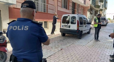 Dengesini kaybeden yaşlı kadın, 4'üncü kattan park halindeki otomobilin üzerine düştü