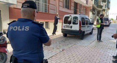 Dengesini kaybeden yaşlı kadın, 4'üncü kattan park halindeki otomobilin üzerine düştü